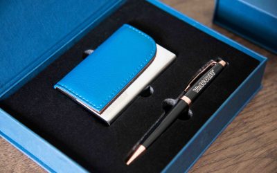 Hộp quà tặng khách hàng gồm bút ký và hộp đựng name card