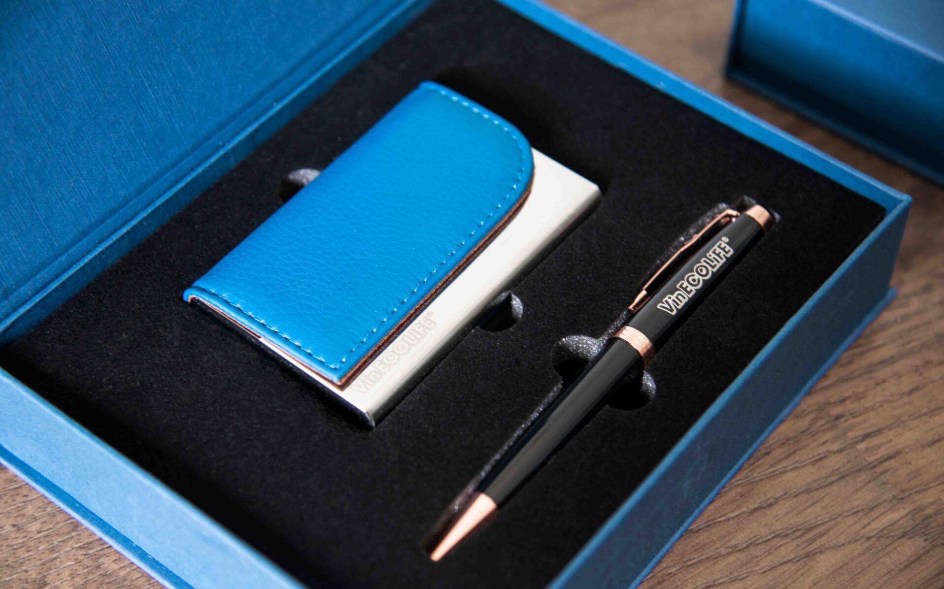 Hộp quà tặng khách hàng gồm bút ký và hộp đựng name card