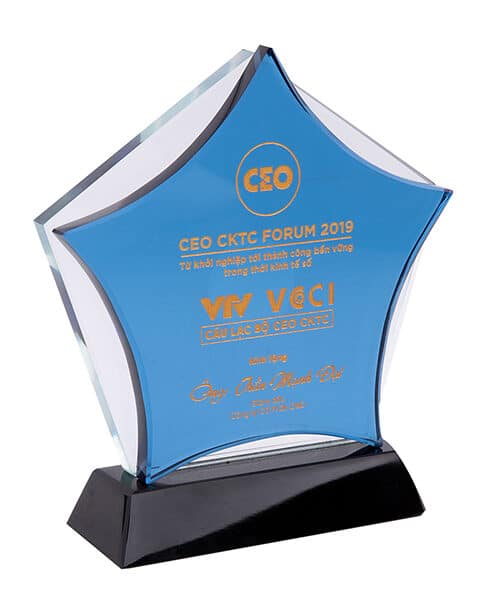 Vì sao quà tặng kỷ niệm chương pha lê được doanh nghiệp ưa chuộng?