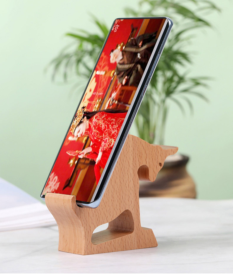 Kệ điện thoại gỗ hình linh vật theo năm là sự lựa chọn độc đáo và ấn tượng