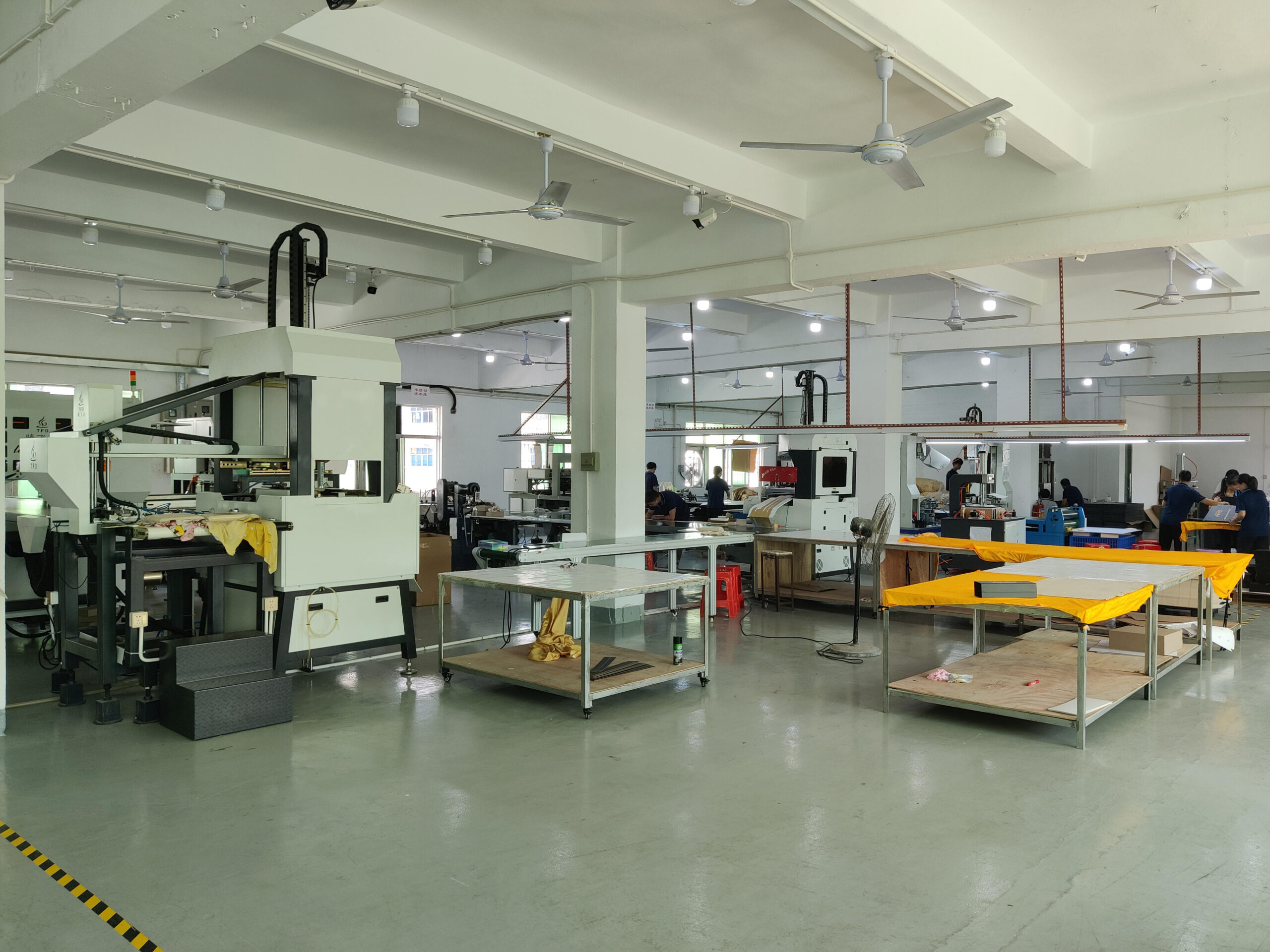 Bên trong khu vực xưởng sản xuất hộp cứng - hộp quà tặng