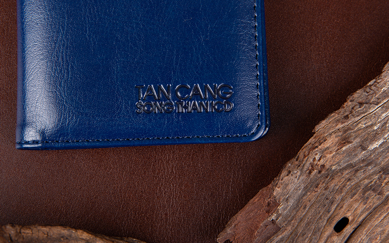 ép chìm logo ví cầm tay