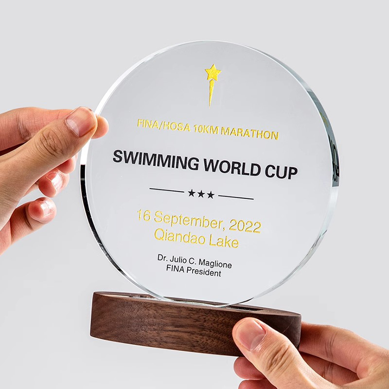 giá kỷ niệm chương pha lê