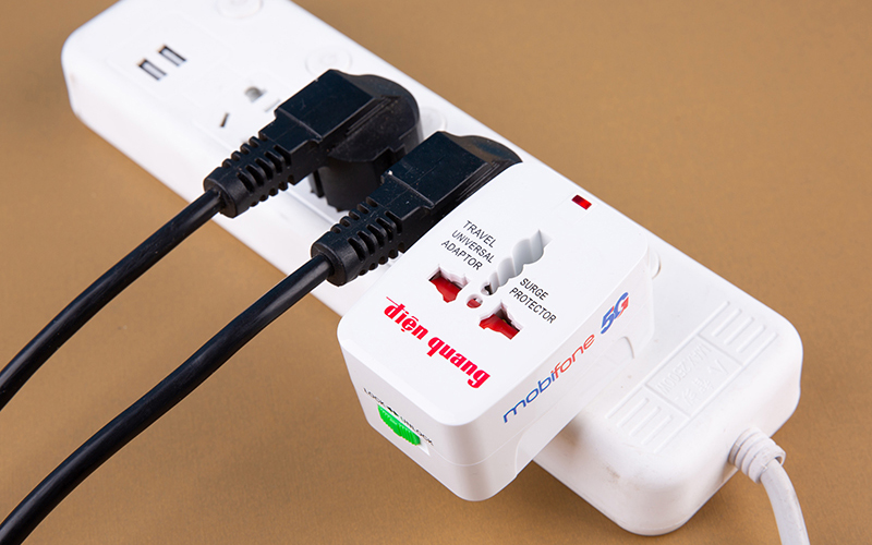 quà tặng khách du lịch - adapter du lịch điện quang