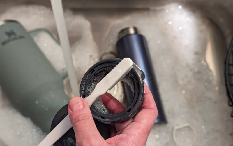 vệ sinh ly giữ nhiệt kèm ống hút