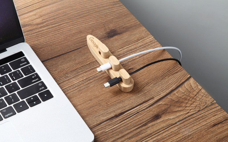 bộ giữ dây sạc gỗ tre từ tính