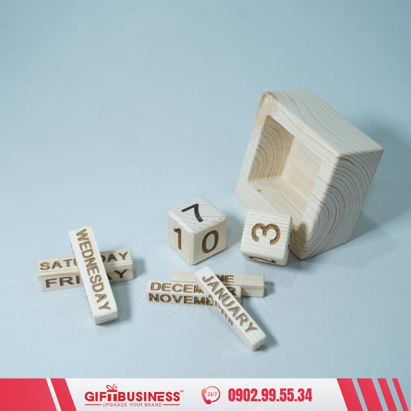 lịch để bàn bằng gỗ