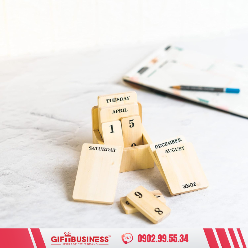 lịch để bàn gỗ