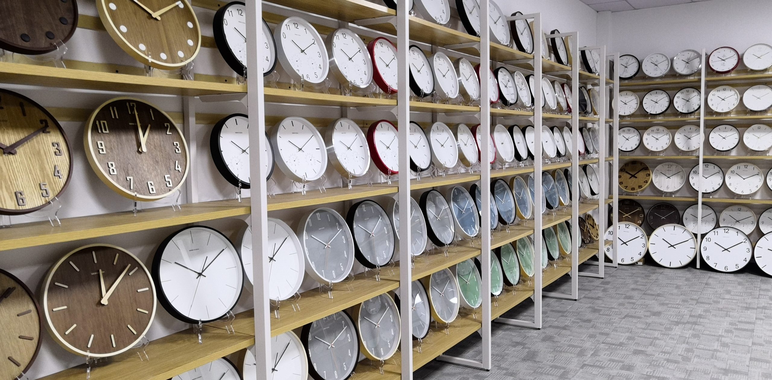 khu vực trưng bày đồng hồ treo tường