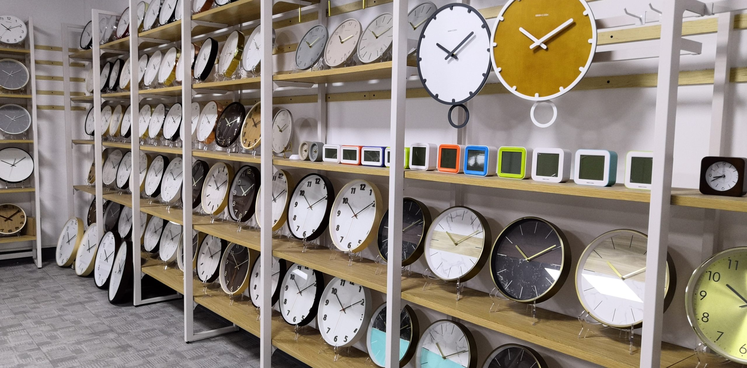 showroom đồng hồ treo tường